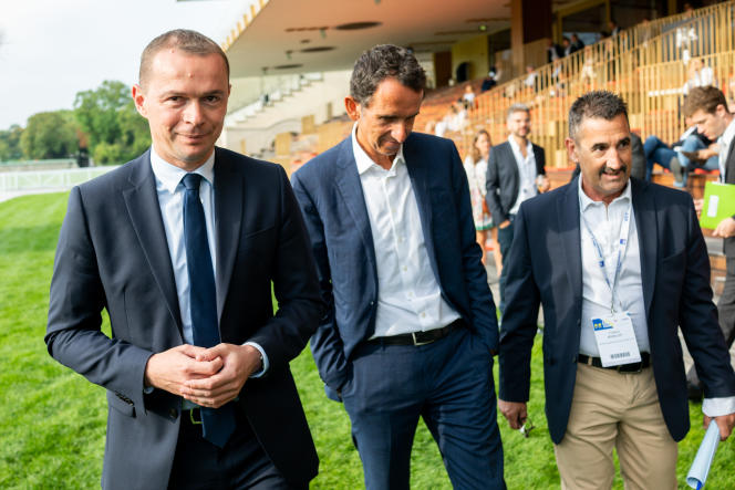 Deuxième journée de l'université d'été du Medef, en présence d'Olivier Dussopt (à gauche), ministre du travail, Alexandre Bompard, président-directeur général de Carrefour et Frédéric Souillot, secrétaire général de Force Ouvrière, à Paris, le 30 août 2022.