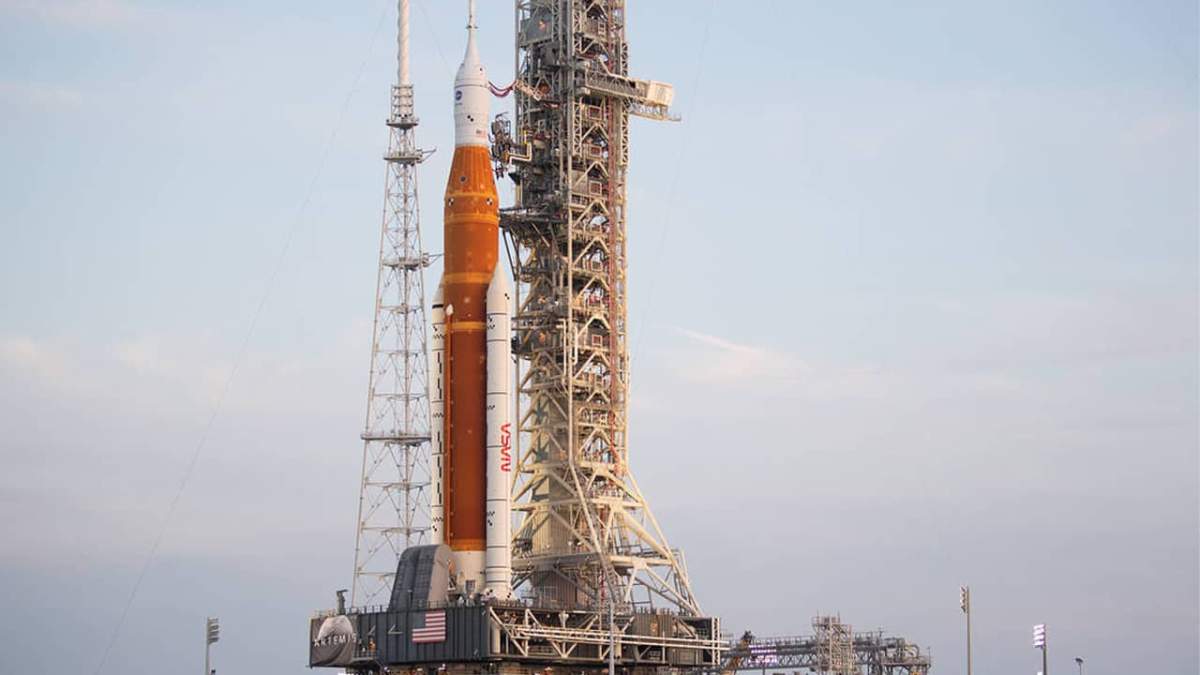 Photographie de jour de la fusée Space Launch System (SLS) de la NASA