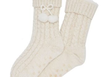 L’image peut contenir : vêtement, chaussure, chaussure, chaussette et tapis