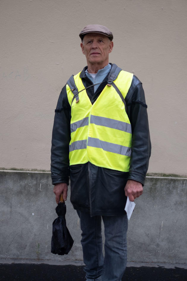 Roland, 74 ans, retraité, lors de la manifestation interprofessionnelle pour le pouvoir d'achat, à Paris, le 29 septembre 2022. « Je ne suis pas un syndicat, je suis un « gilet jaune ».  Je suis ici aujourd'hui contre Macron, je veux que nous soyons nombreux à embêter Macron.  » 