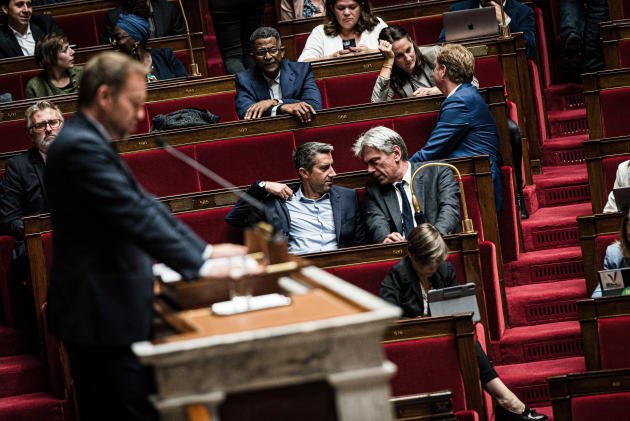 Le député LFI (La France insoumise) François Ruffin s'entretient avec le député GDR (Gauche démocrate et républicaine) Sébastien Jumel, lors de l'allocution du rapporteur de la commission des affaires sociales, Marc Ferracci, à l'Assemblée nationale, le 3 octobre 2022.