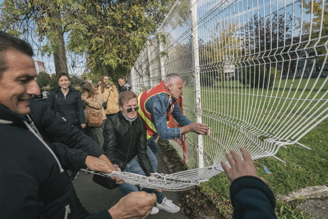 Des salariés entrent sur le site du siège social Camaïeu, lors d'un rassemblement après leur licenciement, à Roubaix (Nord), le 4 octobre 2022.