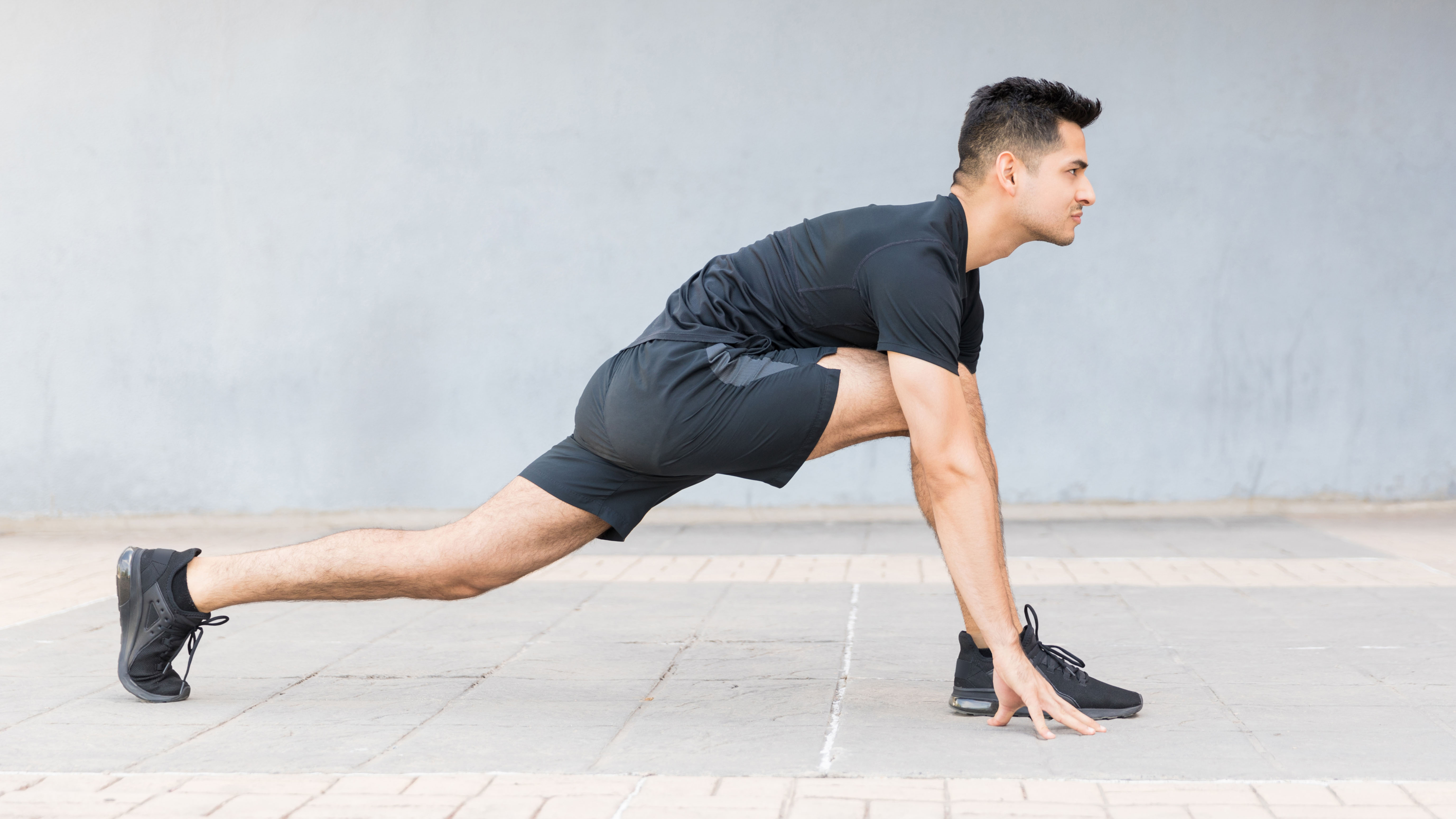 Homme faisant un mouvement de yoga en fente basse pour courir