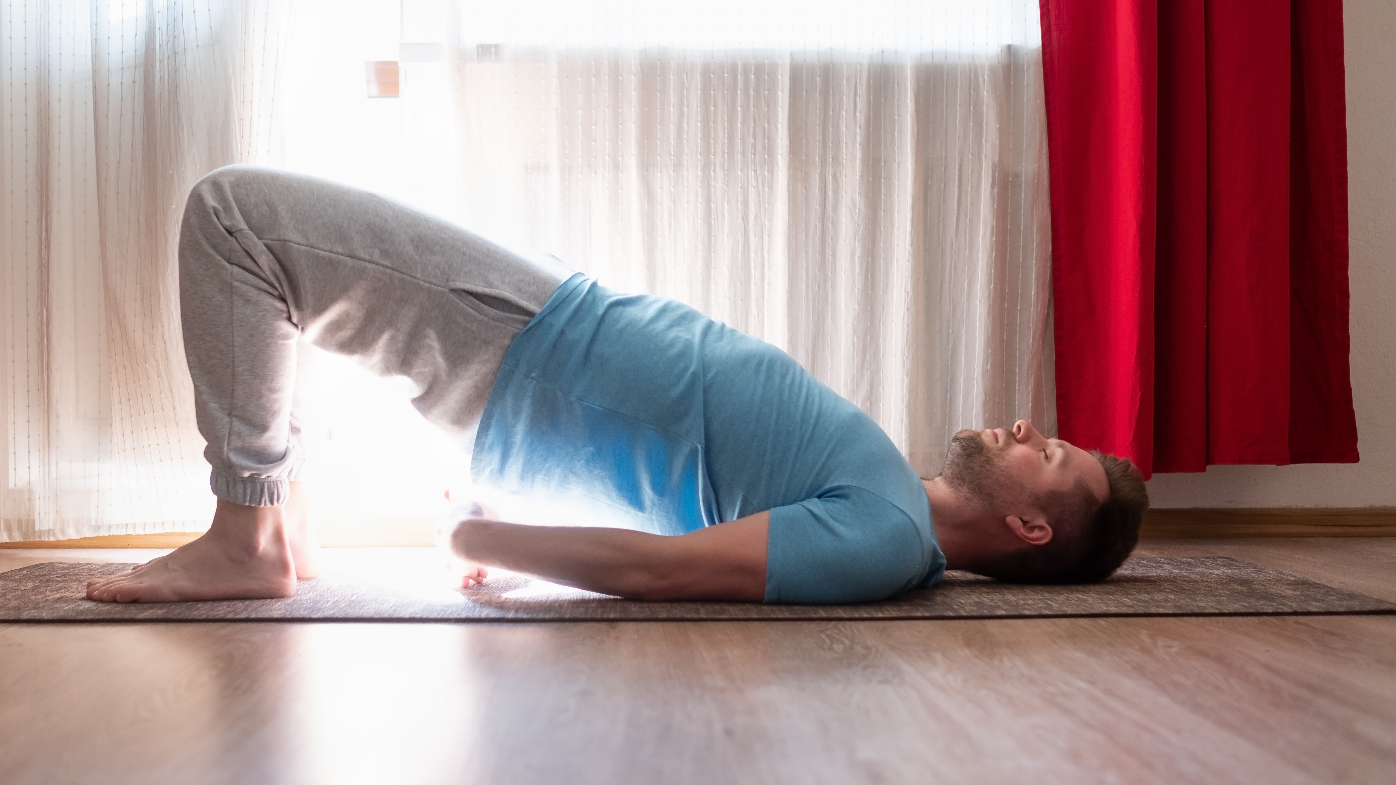 homme faisant la pose de pont à la maison