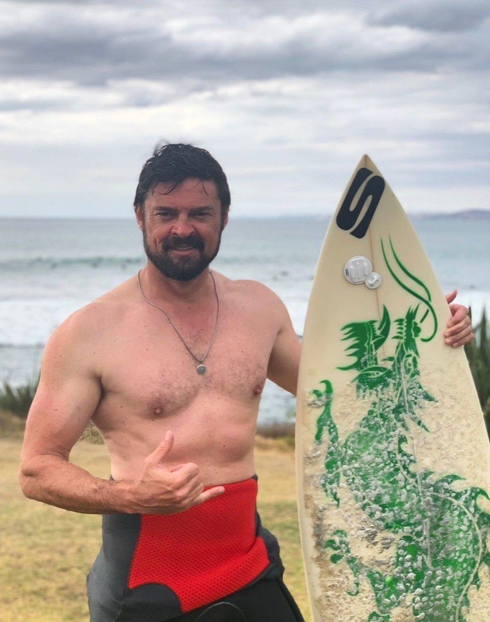 Karl Urban Hot, Eau, Ciel, Nuage, Planche De Surf, Sourire, Surf