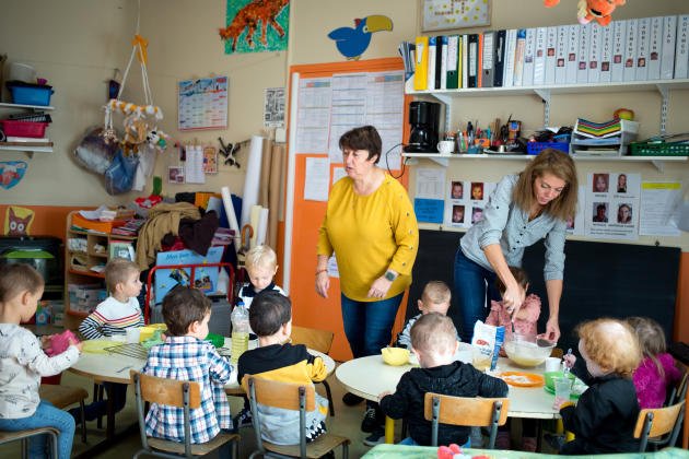 Nathalie Ciesielski (à gauche), Claire Savary, l'enseignante (à droite), et des élèves de la toute petite section de l'école Mont-Saint-Quentin, à Péronne (Somme), le 6 octobre 2022.