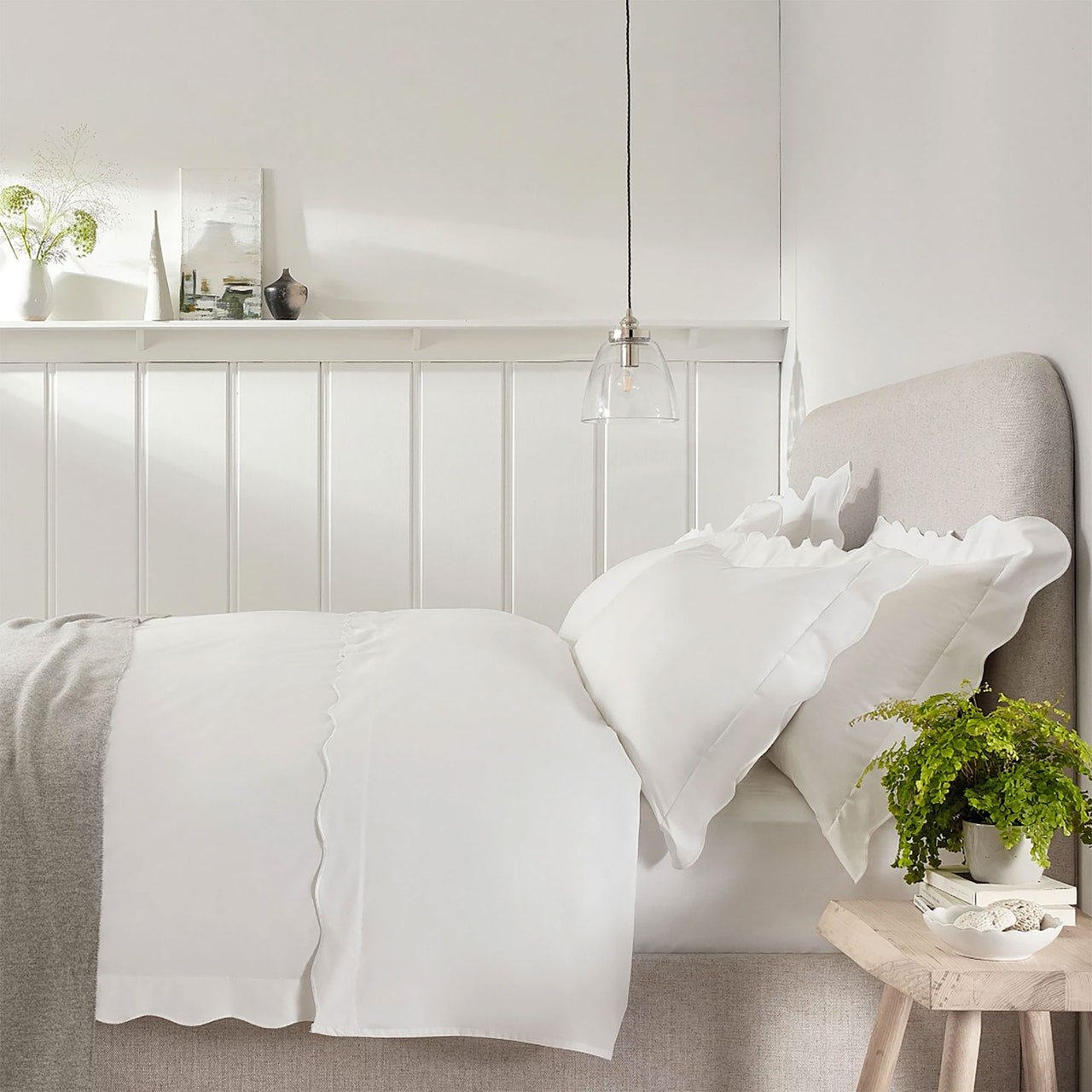 L’image peut contenir : pièce, chambre à coucher, intérieur, plante, design d’intérieur, fleur, fleur, meubles et bouquet de fleurs