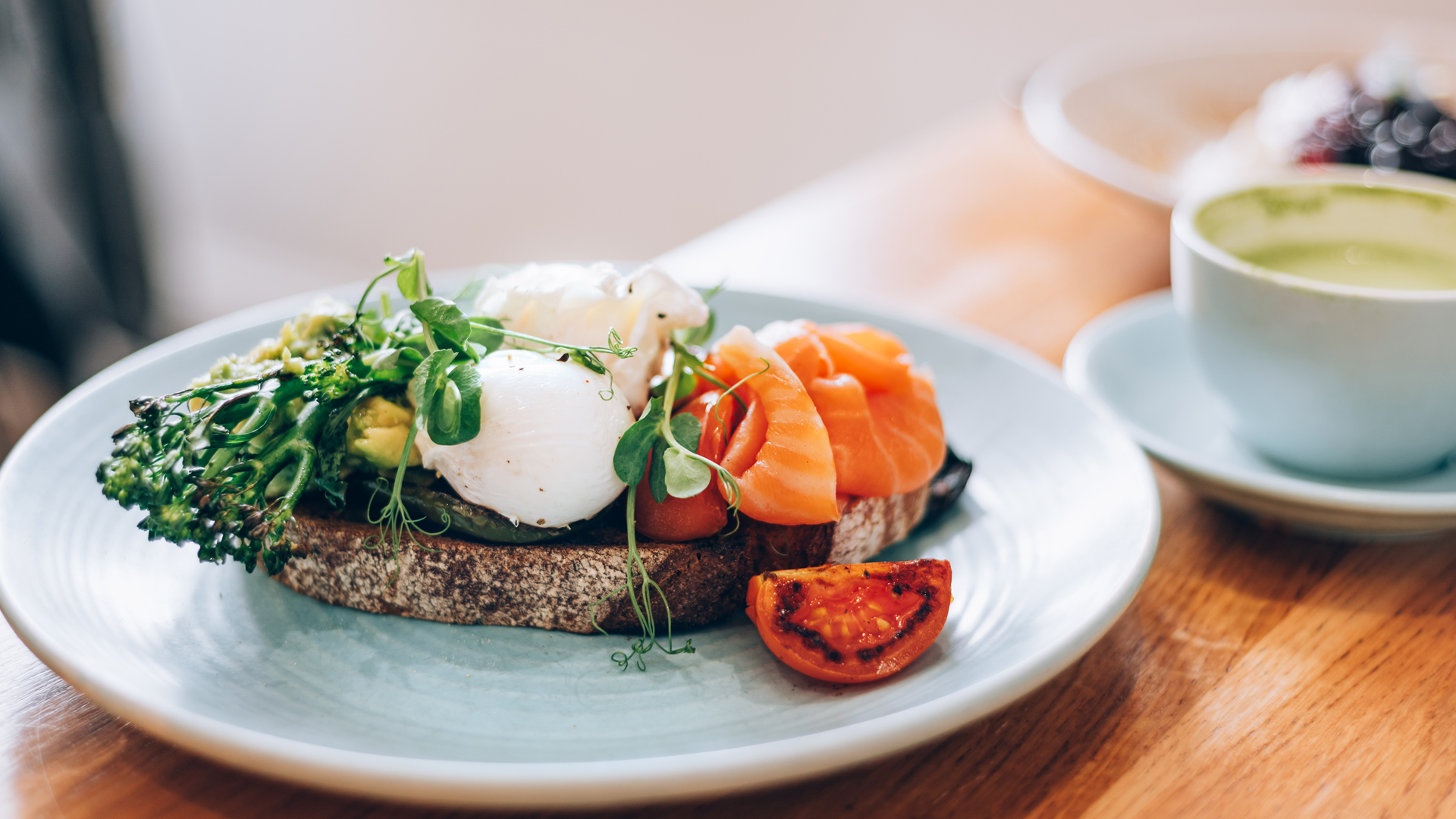 œuf poché et avocat sur toast au saumon fumé