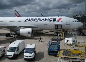 Air France sous la menace d'une grève des hôtesses et stewards