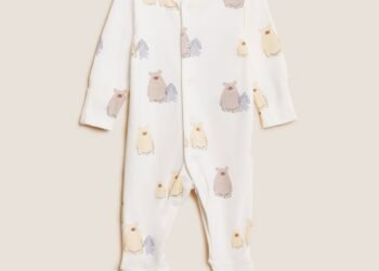 L’image peut contenir : vêtements, vêtements et pyjama