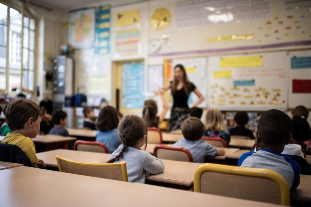 Les nouveaux enseignants contractuels racontent leurs premières semaines "difficiles" – Thebuzzly