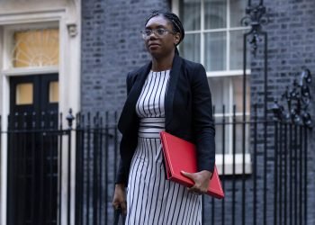 L'image peut contenir Kemi Badenoch Vêtements Vêtements Personne humaine Manteau Pardessus Manches et Chaussures