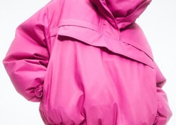 L’image peut contenir : vêtements, vêtements et manteau