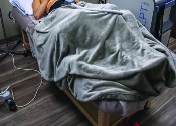 Comment cette maman de 2 enfants s'est débarrassée de la graisse du ventre avec Emsculpt Neo