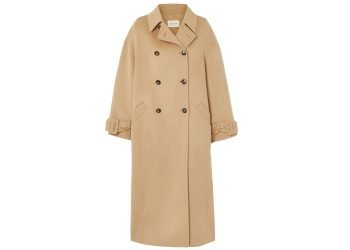 L'image peut contenir des vêtements, des manteaux et des trenchs.