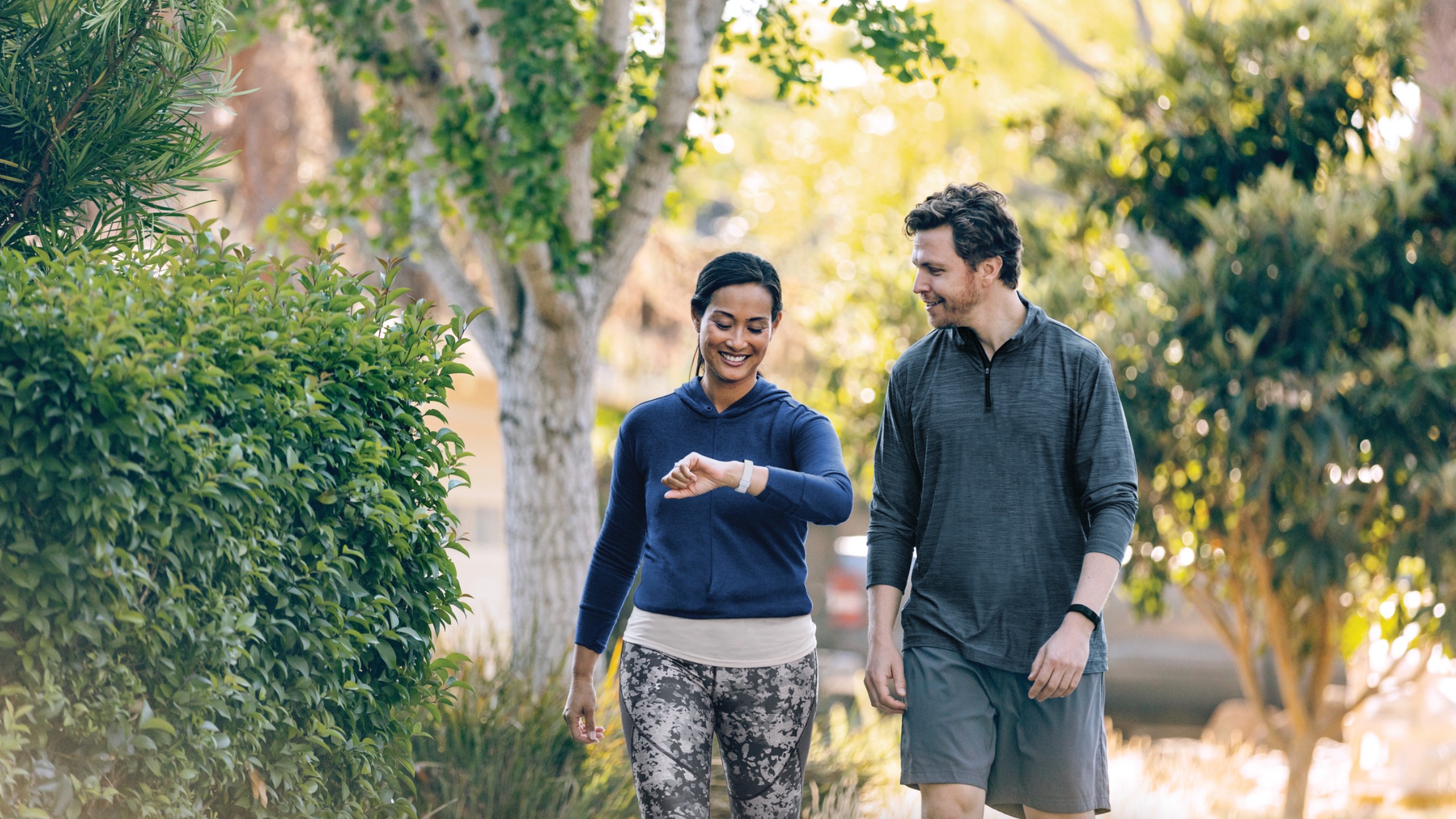 Couple marchant portant leur Fitbit Inspire 2