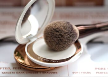 Examen de la poudre de finition impeccable éclaircissante à l'aérographe de Charlotte Tilbury