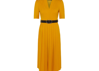 L’image peut contenir : robe, vêtements, vêtement, manche, manches longues et pyjama