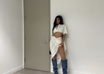 L’image peut contenir une personne humaine Pantalons Vêtements Vêtements Porte Revêtements de sol Kylie Jenner Denim and Jeans