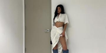 L’image peut contenir une personne humaine Pantalons Vêtements Vêtements Porte Revêtements de sol Kylie Jenner Denim and Jeans