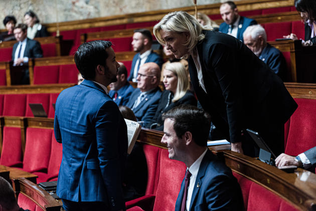 Le député RN Jean-Philippe Tanguy s'entretient avec la présidente du groupe Rassemblement national, Marine Le Pen, à l'Assemblée nationale, le 3 octobre 2022. 