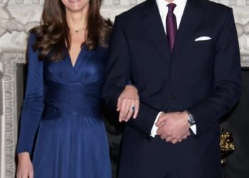 L'image peut contenir des accessoires de cravate Accessoire Prince William Duc de Cambridge Personne humaine Costume Manteau et vêtements