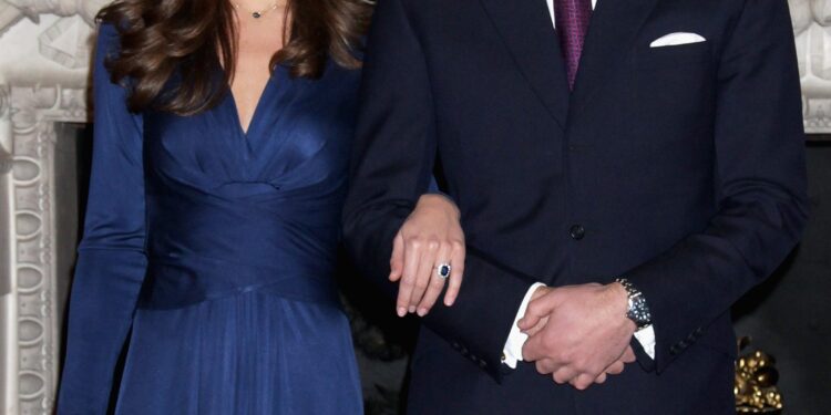 L'image peut contenir des accessoires de cravate Accessoire Prince William Duc de Cambridge Personne humaine Costume Manteau et vêtements 