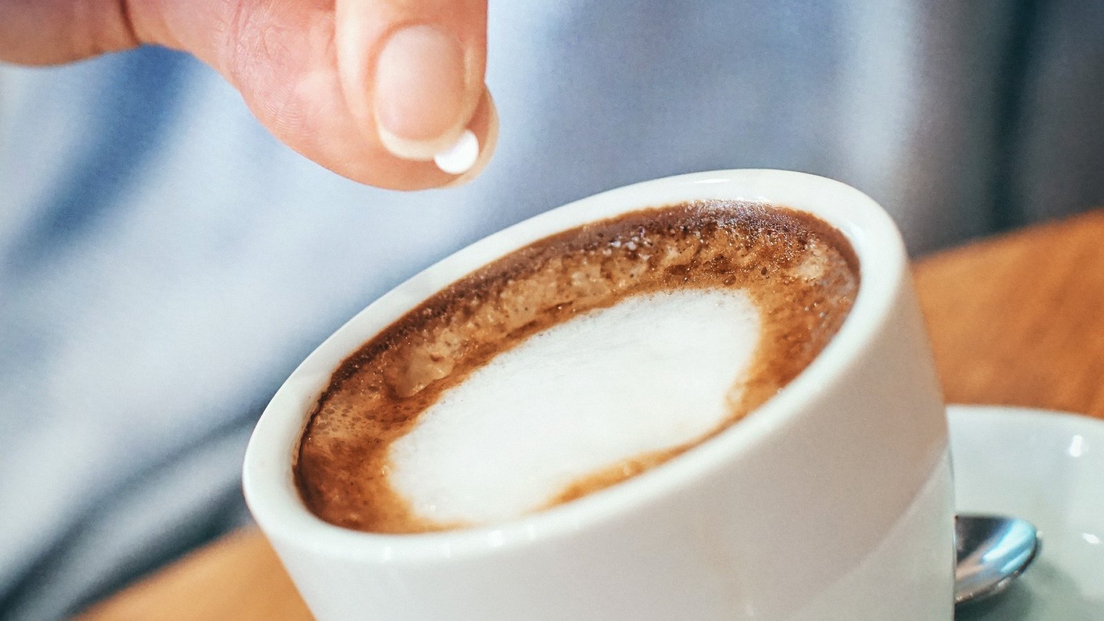 Mettre un édulcorant artificiel dans le café