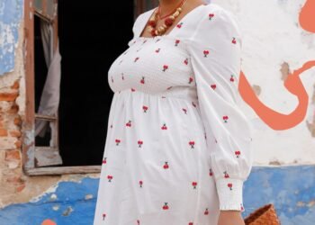 L’image contient peut-être : vêtements, vêtements, activités de loisirs, pose de danse, humain, personne et texture