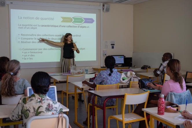 Un formateur donne des cours de mathématiques à des contractuels recrutés pour les écoles primaires de Seine-Saint-Denis, à Livry-Gargan (Seine-Saint-Denis), le 25 août 2022.