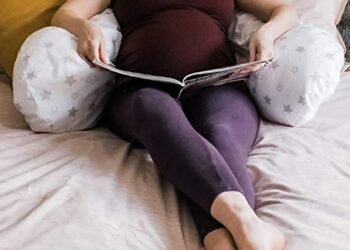 L’image peut contenir : talon, meuble, coussin, oreiller, canapé, humain, personne et lit