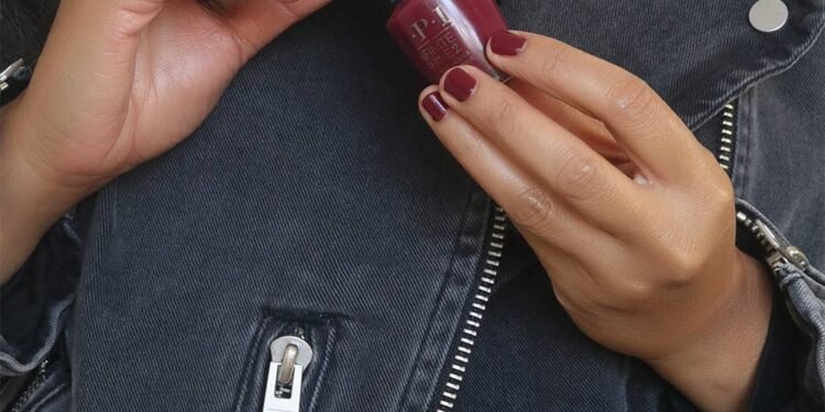 Ongles d'automne avec OPI Malaga Wine et Neighborhood Cat Politics