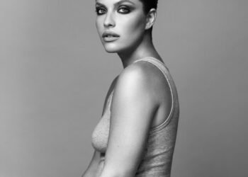 Paige Spara partage les spoilers de "The Good Doctor" et toutes les raisons pour lesquelles elle aime la ligne de soins de la peau de Kim Kardashian