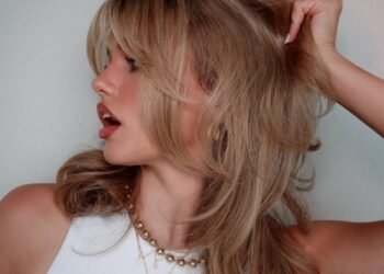 L'image peut contenir une personne humaine Vêtements Vêtements Robe de soirée Mode Robe Robe et cheveux