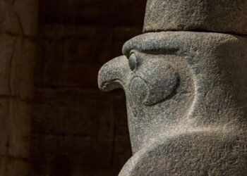 Un sanctuaire de faucon avec un message cryptique découvert en Égypte déconcerte les archéologues