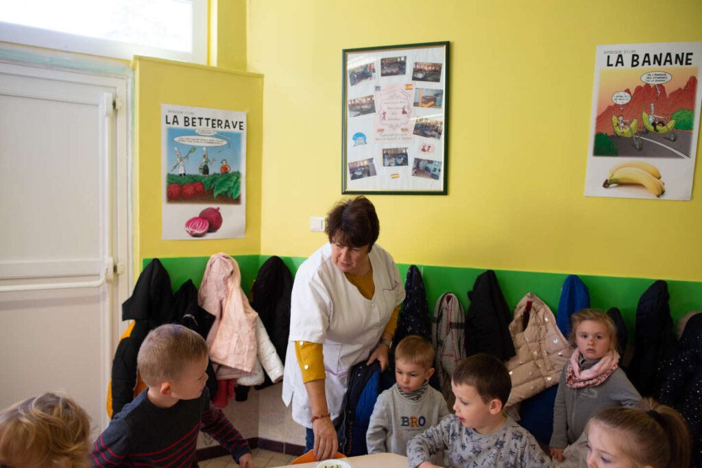 éduquer, nettoyer, câliner… Vingt-quatre heures avec les petites mains des écoles maternelles, en quête de reconnaissance – Thebuzzly