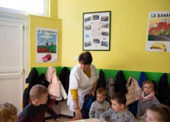 éduquer, nettoyer, câliner… Vingt-quatre heures avec les petites mains des écoles maternelles, en quête de reconnaissance