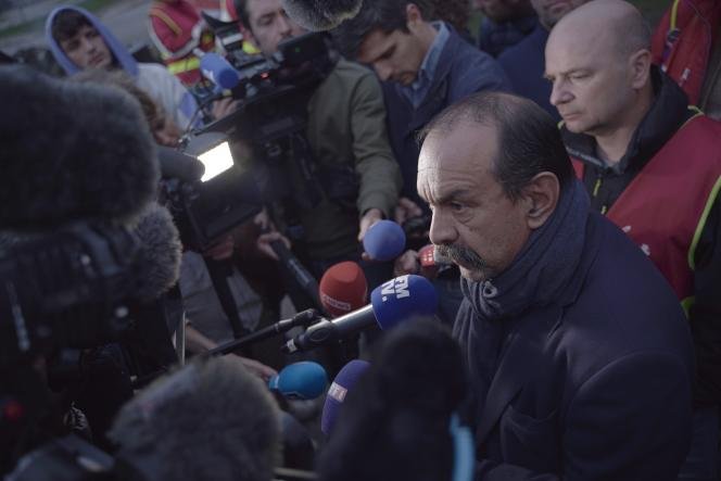 Philippe Martinez, secrétaire général de la CGT, interrogé par des journalistes, à Port-Jérôme-sur-Seine (Seine-Maritime), le 12 octobre 2022.