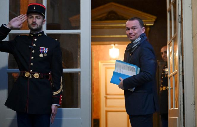 Le ministre du Travail, Olivier Dussopt, à Matignon, à Paris, pour des entretiens sur la réforme des retraites avec le Premier ministre et les présidents des groupes parlementaires, le 13 octobre 2022.