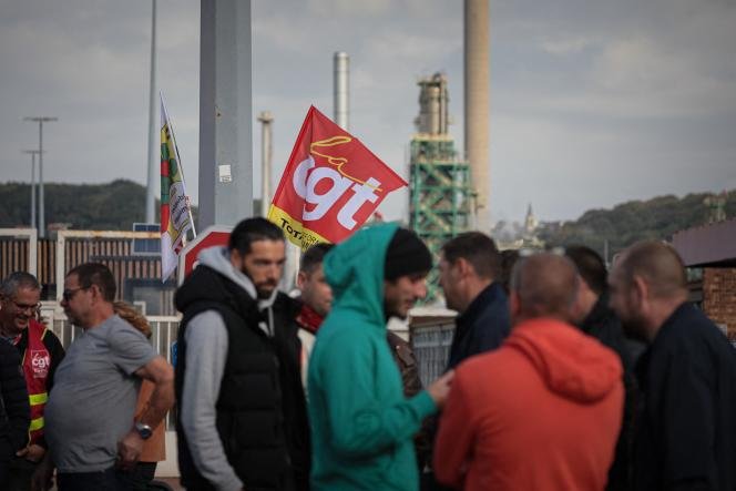 Les salariés de TotalEnergies en grève à l'appel de la CGT sont rassemblés devant la raffinerie de Gonfreville-l'Orcher, près du Havre, le 10 octobre 2022.