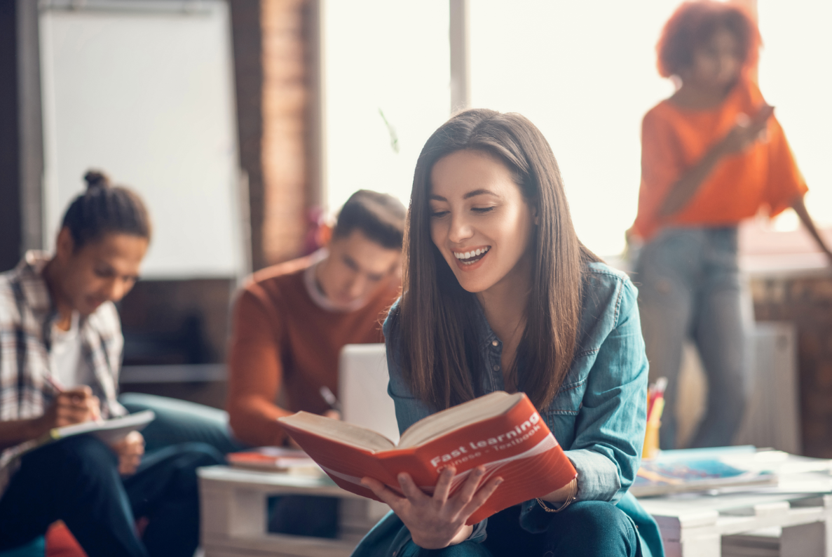 Apprendre une langue étrangère, jeans, sourire