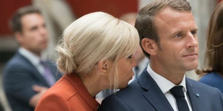 Emmanuel et Brigitte Macron surpris en pleine balade romantique dans les rues du Havre – Thebuzzly