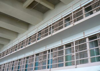 Cette surveillante rendait service aux prisonniers... Elle l'a payé cher !