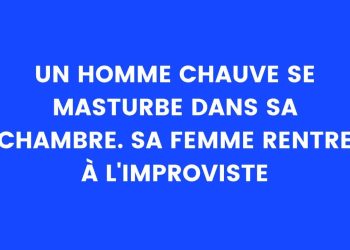 Un homme chauve se masturbe dans sa chambre