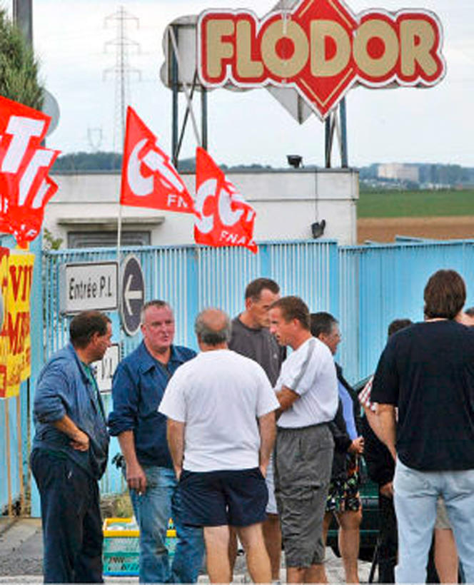 Employés de l'entreprise de chips Flodor devant leur usine de Péronne (Somme), le 22 août 2003.