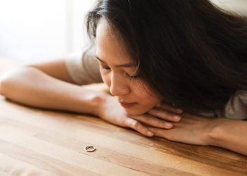 Il la quitte avant leur mariage, elle part en lune de miel avec sa mère