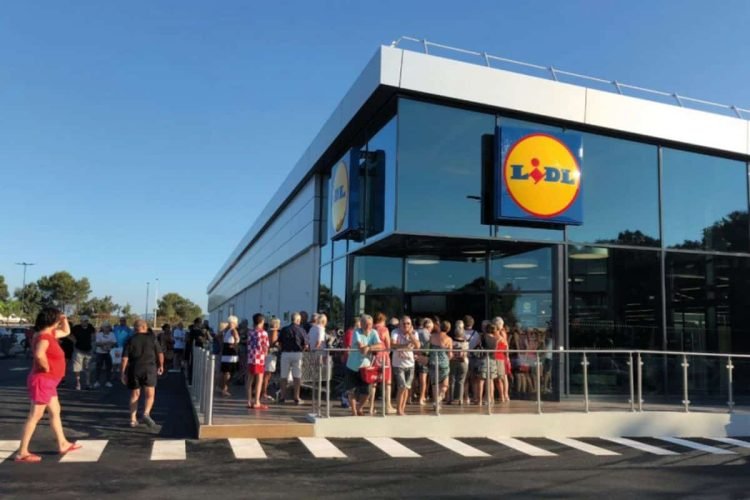 Lidl lance sa collection de pulls de Noël, vous allez adorer ! – Thebuzzly