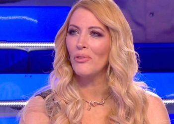 loana pose nue instagram