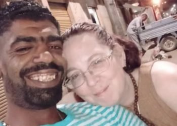 Une femme profite de la vie avec son toyboy