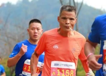 Cet homme fume tout son marathon !